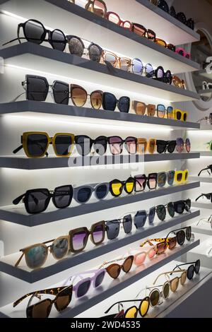 Étagères Storefront de diverses lunettes de soleil modernes dans le magasin de détail. Présentoir plein de lunettes de soleil. Tenez-vous debout avec des lunettes de soleil. Lunettes de soleil tendance à la mode Banque D'Images