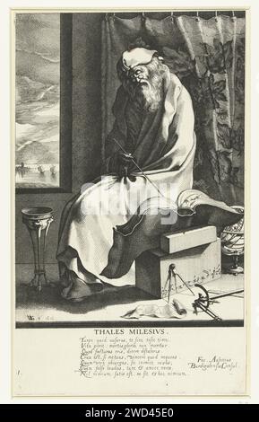 Thales van Milete, Jacques de Gheyn (III), 1616 estampe un vieil homme, en entier, assis près d'une fenêtre (qui montre des bateaux au large d'une côte), vêtu d'un long manteau, d'un grand livre à côté de lui, d'un bâton sage dans la main droite, d'instruments de mesure au premier plan. Sous le spectacle un poème latin de sept lignes. Cette estampe fait partie d'une série de huit estampes : une estampe-titre et sept portraits numérotés de sages grecs. Imprimeur : Netherlandspublisher : Delftpublisher : The Hague paper graving the Seven Wise men of Greece : Bias, Chilon, Cleobulus, Periander (alternativement Myson), Pittacus, Solon, Thales Banque D'Images