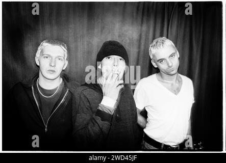 Le groupe de punk S*M*A*S*H (SMASH) a photographié les coulisses à Newport TJS, Royaume-Uni, le 13 octobre 1994. Photo : Rob Watkins. INFO : SMASH, un groupe de punk britannique des années 90, a adopté l'éthique DIY. Leur son énergique, alimenté par des paroles politiquement chargées, a trouvé la suite. Des hymnes comme « Je veux tuer quelqu'un » et « honte » ont capturé l'esprit rebelle de la scène punk pendant leurs années actives. Banque D'Images