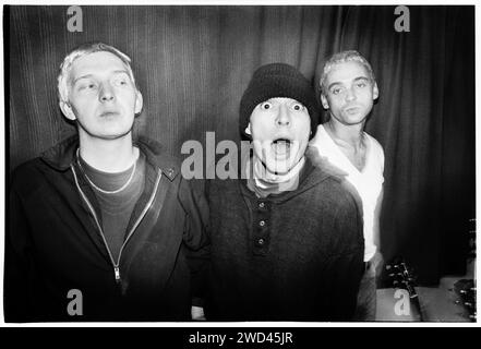 Le groupe de punk S*M*A*S*H (SMASH) a photographié les coulisses à Newport TJS, Royaume-Uni, le 13 octobre 1994. Photo : Rob Watkins. INFO : SMASH, un groupe de punk britannique des années 90, a adopté l'éthique DIY. Leur son énergique, alimenté par des paroles politiquement chargées, a trouvé la suite. Des hymnes comme « Je veux tuer quelqu'un » et « honte » ont capturé l'esprit rebelle de la scène punk pendant leurs années actives. Banque D'Images