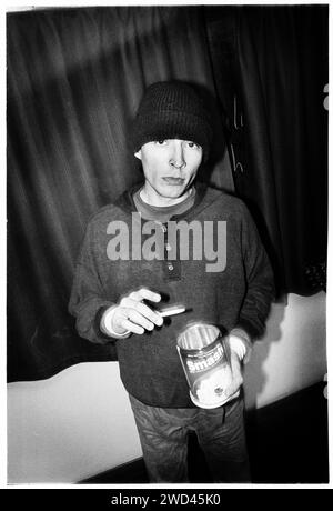 Ed Borrie du groupe punk S*M*A*S*H (SMASH) photographié les coulisses de Newport TJS, pays de Galles, Royaume-Uni, le 13 octobre 1994. Photo : Rob Watkins. INFO : SMASH, un groupe de punk britannique des années 90, a adopté l'éthique DIY. Leur son énergique, alimenté par des paroles politiquement chargées, a trouvé la suite. Des hymnes comme « Je veux tuer quelqu'un » et « honte » ont capturé l'esprit rebelle de la scène punk pendant leurs années actives. Banque D'Images