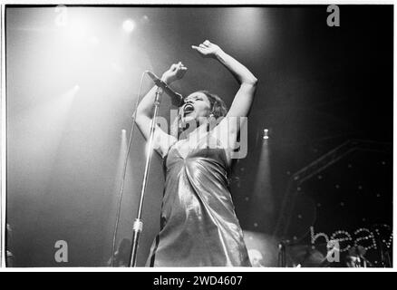 BRAND NEW HEAVIES, LINE UP CLASSIQUE, 1994 : une jeune n'Dea Davenport chantant avec les Brand New Heavies dans leur line-up classique au Newport Centre à Newport, pays de Galles, Royaume-Uni le 25 novembre 1994. Photo : Rob Watkins. INFO:The Brand New Heavies, un groupe britannique d'acid jazz et de funk formé à la fin des années 80, est réputé pour son âme émouvante. Des succès comme Dream on Dreamer mettent en valeur leur fusion de jazz, R&B et funk, les établissant comme des figures clés du mouvement Acid jazz. Banque D'Images