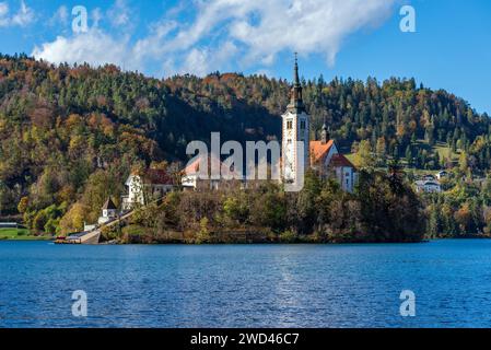 Cette image captivante met en valeur une île pittoresque ornée d'une charmante église au lac de Bled, en Slovénie Banque D'Images