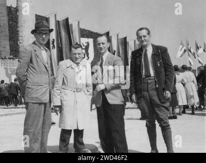 Une photo antique montre un groupe de quatre hommes posant pendant une célébration. Berlin Ouest, Allemagne. Date inconnue, vers les années 1950 Banque D'Images