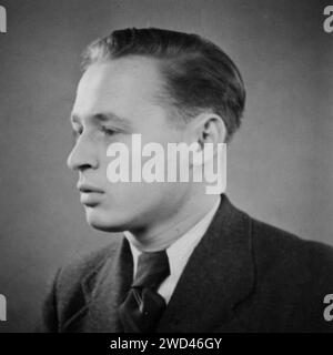 Photo antique montre un portrait de studio d'un jeune homme de profil. Allemagne. Date inconnue, vers les années 1930 Banque D'Images