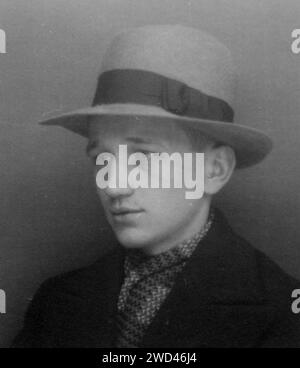 Une photo antique montre un portrait de studio d'un jeune homme dans un manteau demi-saison avec une écharpe et un chapeau. Allemagne. Date inconnue, vers les années 1930 Banque D'Images