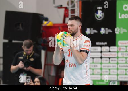 Jatrzebie Zdroj, Pologne. 17 janvier 2024. Mateusz Jozwik de Jastrzebski Wegiel vu en action lors du match de volley 2024 de la Ligue des champions de la CEV entre Jastrzebski Wegiel et SVG Luneburg au Hall ( jastrzebski-Zdroj). Score final ; Jastrzebski Wegiel 3:0 (25:17, 25:16, 25:19) SVG Luneburg. (Photo Grzegorz Wajda/SOPA Images/Sipa USA) crédit : SIPA USA/Alamy Live News Banque D'Images