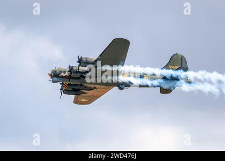 Boeing B-17G Flying Fortress '124485' bombardier WW2 représentant le célèbre 'Memphis belle' volant dans le ciel Banque D'Images