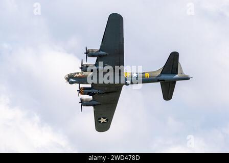 Boeing B-17G Flying Fortress '124485' bombardier WW2 représentant le célèbre 'Memphis belle' volant dans le ciel Banque D'Images