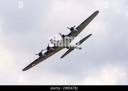 Boeing B-17G Flying Fortress '124485' bombardier WW2 représentant le célèbre 'Memphis belle' volant dans le ciel Banque D'Images