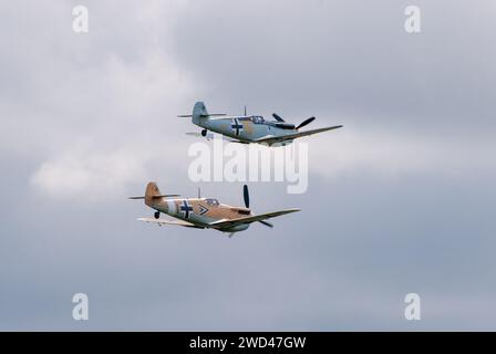 Messerschmitt BF 109 avec moteur Hispano en vol de formation. Le célèbre avion de chasse Gerrman WW2 ME109 Banque D'Images