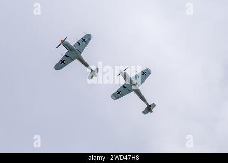 Messerschmitt BF 109 avec moteur Hispano en vol de formation. Le célèbre avion de chasse Gerrman WW2 ME109 Banque D'Images