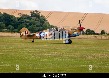 Curtiss P-40 Warhawk 'Lets Hope' atterrissant sur un terrain vert. Banque D'Images