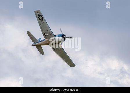 Grumman F6F Hellcat (immatriculation 19) avion de chasse WW2 au salon aérien de Duxford Flying Legends. Banque D'Images