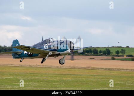 Grumman F6F Hellcat (immatriculation 19) avion de chasse WW2 au salon aérien de Duxford Flying Legends. Banque D'Images