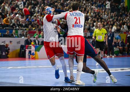 Cologne, Allemagne. 18 janvier 2024. Dika Mem (France) en action contre Veron Nacinovic (Croatie) lors du match Menâ&#x80;&#x99;s EHF Euro 2024 entre la France et la Croatie à la Lanxess Arena de Berlin, Cologne crédit : Independent photo Agency/Alamy Live News Banque D'Images