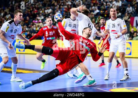 Cologne, Allemagne. 18 janvier 2024. Handball : Championnat d'Europe, Hongrie - Autriche, main Round, Groupe 1, Journée 1, Lanxess Arena. Le Hongrois Bence Banhidi en action. Crédit : Tom Weller/dpa/Alamy Live News Banque D'Images