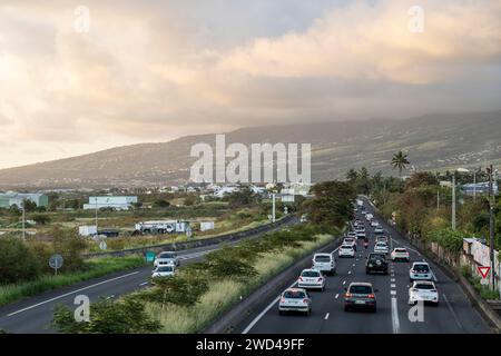 Un embouteillage aux heures de pointe, à la Réunion, Saint-Pierre. L'île de la Réunion souffre d'un trafic lourd, car les gens dépendent principalement des voyages et Banque D'Images