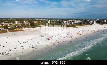 Belle plage de Siesta Key par une journée ensoleillée. Drone Fly vue sur la plage à Siesta Key, Floride. Eau transparente turquoise et mer bleue sur la plage de Siesta Banque D'Images