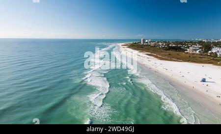 Drone Fly vue sur la plage à Siesta Key, Floride. Belle plage de Siesta Key par une journée ensoleillée. Eau transparente turquoise et mer bleue à Siesta Key Banque D'Images