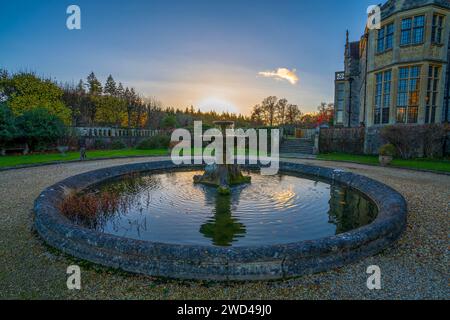 La fontaine à Rhinefield House Hotel, la New Forest au coucher du soleil, Hampshire, Angleterre, Royaume-Uni Banque D'Images