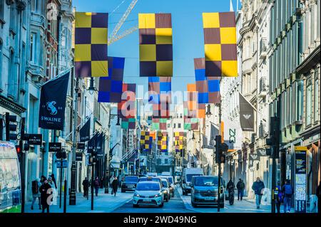 Londres, Royaume-Uni. 18 janvier 2024. Nouveaux drapeaux Louis Vuitton LV Lovers dans Bond Street. Crédit : Guy Bell/Alamy Live News Banque D'Images