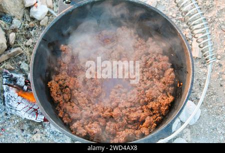 Cuisson au four hollandais en plein air dans le désert de l'Arizona Banque D'Images