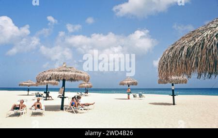 Touristes sur Palm Beach zone d'Aruba ca. Fin des années 1990 Veuillez créditer photographe : Joan Iaconetti Banque D'Images