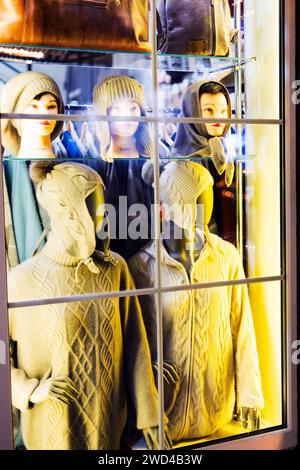 Deux mannequins dans la vitrine. Mannequins féminins et masculins. Shopping en famille Banque D'Images