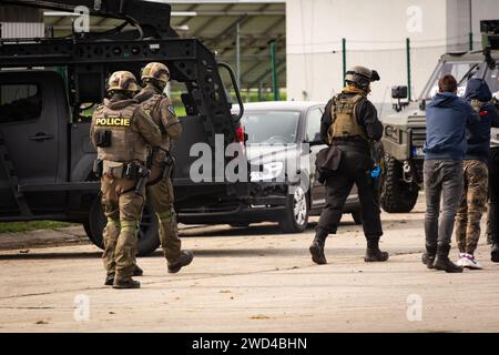 Forces spéciales de la police SWAT arrêtant des criminels et libérant des otages lors d'une manifestation lors du salon aérien des Journées de l'OTAN. Opérateurs tactiques en mission Banque D'Images