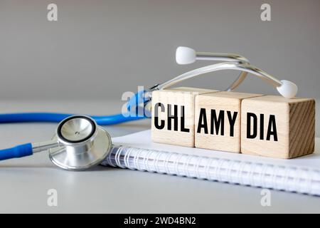Chlamydia (Chlamydia trachomatis) Mot conceptuel Chlamydia sur des blocs de bois, concept de santé, bactéries causant une infection urinaire, sexuellement trans Banque D'Images