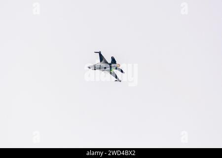 La vipère de rêve du F-16 de l'armée de l'air belge Vrieske sur une postcombustion complète volant rapidement et tirant des fusées éclairantes. Banque D'Images