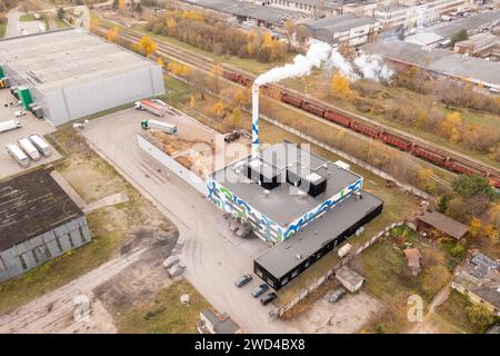 Photographie drone de la centrale électrique à biomasse et lieu de stockage de biomasse pendant la journée ensoleillée d'automne Banque D'Images