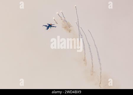 La vipère de rêve du F-16 de l'armée de l'air belge Vrieske sur une postcombustion complète volant rapidement et tirant des fusées éclairantes. Banque D'Images