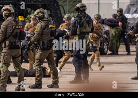 Forces spéciales de la police SWAT arrêtant des criminels et libérant des otages lors d'une manifestation lors du salon aérien des Journées de l'OTAN. Opérateurs tactiques en mission Banque D'Images