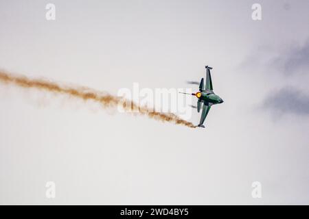 La vipère de rêve du F-16 de l'armée de l'air belge Vrieske sur une postcombustion complète volant rapidement et tirant des fusées éclairantes. Banque D'Images