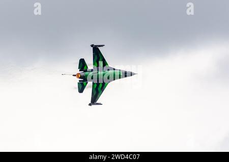 La vipère de rêve du F-16 de l'armée de l'air belge Vrieske sur une postcombustion complète volant rapidement et tirant des fusées éclairantes. Banque D'Images