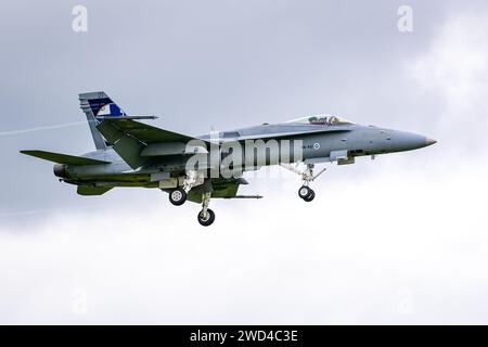 F18 McDonnell Douglas F/A-18C exploité par l'armée de l'air finlandaise - avion de chasse atterrissant sur piste avec roues déployées. Banque D'Images