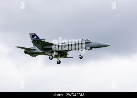 F18 McDonnell Douglas F/A-18C exploité par l'armée de l'air finlandaise - avion de chasse atterrissant sur piste avec roues déployées. Banque D'Images