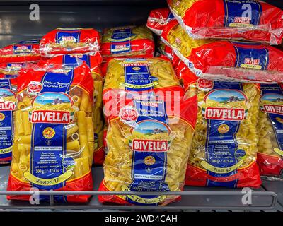 Italie - 17 janvier 2024 : Divella marque macaroni pâtes historiques usine italienne de pâtes à Rutigliano Puglia, Rigatoni et penne en paquet à vendre en s Banque D'Images