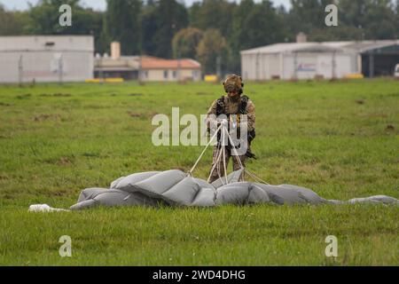 Les parachutistes des forces spéciales polonaises (JW AGAT) atterrissent avec des parachutes sur un aérodrome européen après avoir effectué un saut EN HALO depuis un hélicoptère dans le ciel. Banque D'Images