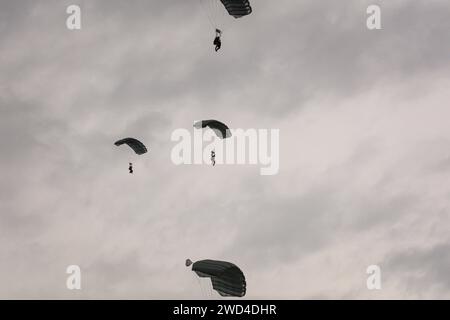 Les forces spéciales polonaises JW AGAT Paradirop tactique HALO au salon aérien des journées de l'OTAN à l'aéroport de Leoš Janáček. Soldats dans un exercice de reconstitution de jeu de guerre Banque D'Images