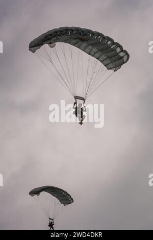 Les forces spéciales polonaises JW AGAT Paradirop tactique HALO au salon aérien des journées de l'OTAN à l'aéroport de Leoš Janáček. Soldats dans un exercice de reconstitution de jeu de guerre Banque D'Images