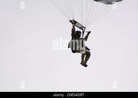 Les forces spéciales polonaises JW AGAT Paradirop tactique HALO au salon aérien des journées de l'OTAN à l'aéroport de Leoš Janáček. Soldats dans un exercice de reconstitution de jeu de guerre Banque D'Images