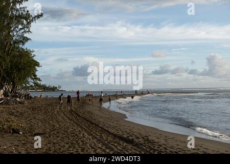 Touristes profitant de la plage de l'Etang-Salé sur l'île de la Réunion. L'île, située dans l'océan Indien, est une destination de voyage populaire pour le tourisme. Banque D'Images