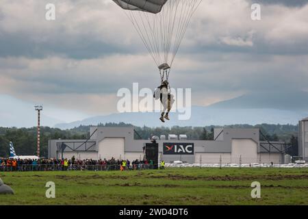 Les parachutistes des forces spéciales polonaises (JW AGAT) atterrissent avec des parachutes sur un aérodrome européen après avoir effectué un saut EN HALO depuis un hélicoptère dans le ciel. Banque D'Images