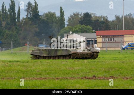 T-72 M4 CZ (Numéro 018) char de combat de l'armée tchèque conduisant sur le terrain d'herbe avec drapeaux. Le T-72M4 CZ est une version tchèque améliorée du modèle soviétique. Banque D'Images