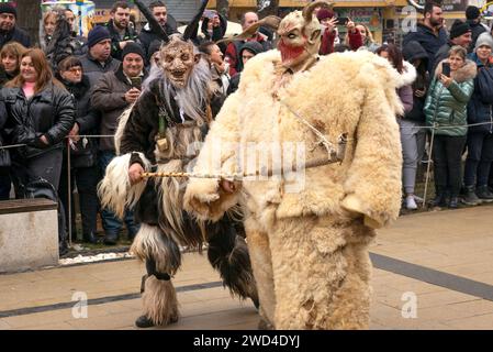 Participants en costumes effrayants à la Surva Kukeri et au Festival International Mascarade and Mummers à Pernik, Bulgarie, Balkans, Europe, UE Banque D'Images