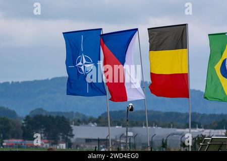 Drapeaux de l'OTAN, de la République tchèque, de l'Allemagne et du Brésil exposés en République tchèque. Banque D'Images