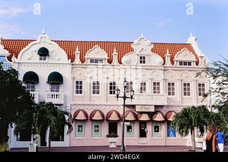 Pastel façades néerlandaises sur les boutiques duty-free à Oranjestad Aruba ca. Milieu des années 1990 Veuillez créditer photographe : Joan Iaconetti. Banque D'Images